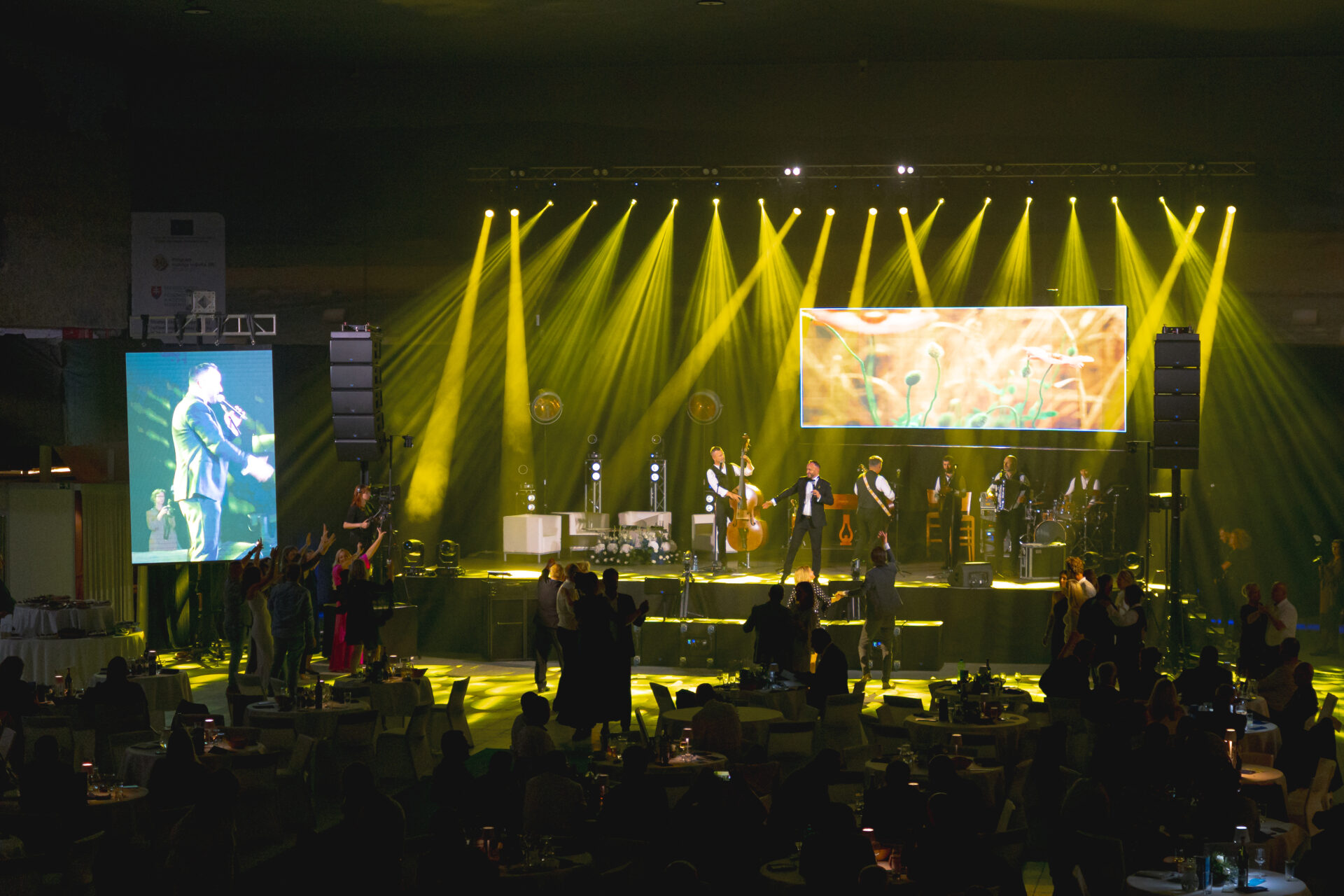 Zvuk, svetlo, stage a LED pre Kandráčovcov na firemný event